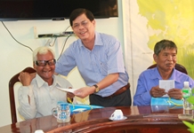 Thăm, tặng quà 10 gia đình chính sách tiêu biểu huyện Khánh Vĩnh