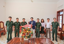 Ông Nguyễn Khắc Toàn, Phó Bí thư Thường trực Tỉnh ủy thăm cán bộ, chiến sĩ Đồn Biên phòng Ninh Hải, Ninh Phước