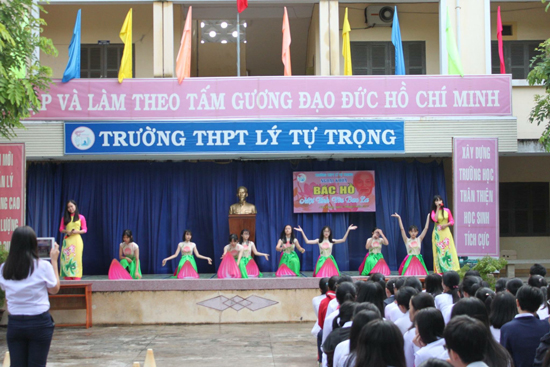 Hoạt động ngoại khóa về học tập và làm theo tư tưởng, đạo đức và phong cách Hồ Chí Minh tại trường PTTH Lý Tự Trọng, Nha Trang 