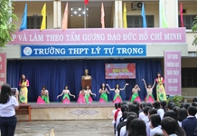 Hoạt động ngoại khóa về học tập và làm theo tư tưởng, đạo đức và phong cách Hồ Chí Minh tại trường PTTH Lý Tự Trọng, Nha Trang 