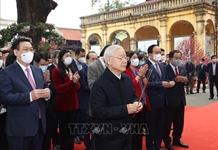 Tổng Bí thư, Chủ tịch nước Nguyễn Phú Trọng dâng hương và trồng cây lưu niệm tại Khu di tích Hoàng Thành Thăng Long