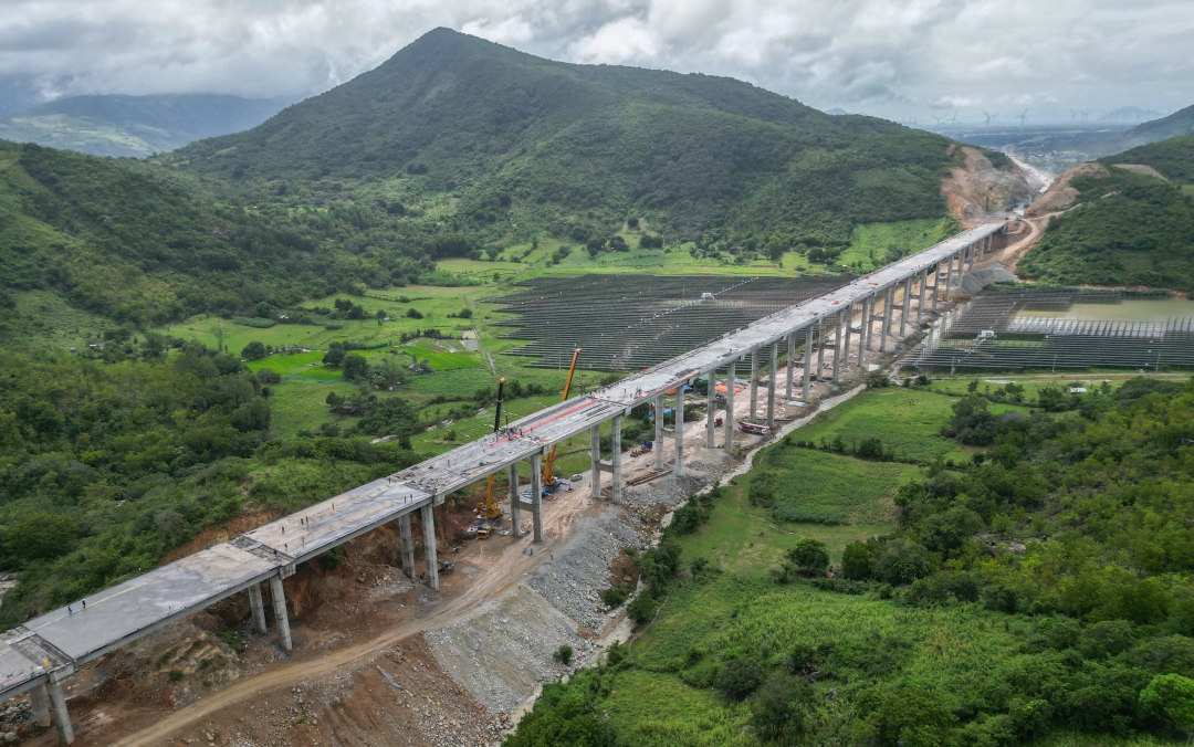 Hợp long cầu vượt cao nhất cao tốc Cam Lâm - Vĩnh Hảo