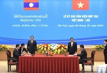 [Ảnh] Thủ tướng Phạm Minh Chính và Thủ tướng nước Cộng hòa Dân chủ Nhân dân Lào Sonexay Siphandone chứng kiến Lễ trao văn kiện hợp tác