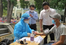 Ông Nguyễn Khắc Toàn kiểm tra một số điểm tiêm vắc xin phòng Covid-19