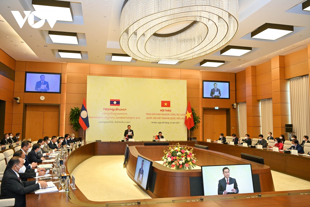          Quốc hội Việt Nam - Lào trao đổi kinh nghiệm về hoạt động chất vấn       