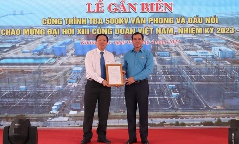 Gắn biển công trình chào mừng đại hội XIII Công đoàn Việt Nam với Dự án Trạm biến áp 500kV Vân Phong và đấu nối