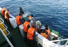 Tàu KN472, Chi đội Kiểm ngư số 4 đưa ngư dân gặp nạn chuyển tuyến điều trị