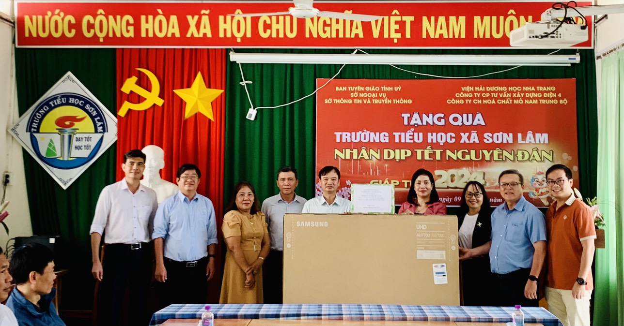 Thăm, tặng quà Tết Trường Tiểu học Sơn Lâm, huyện Khánh Sơn