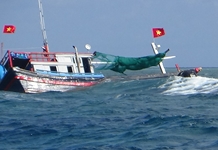 Đảo Đá Lát hỗ trợ ngư dân tỉnh Ninh Thuận bị sóng đánh chìm tàu