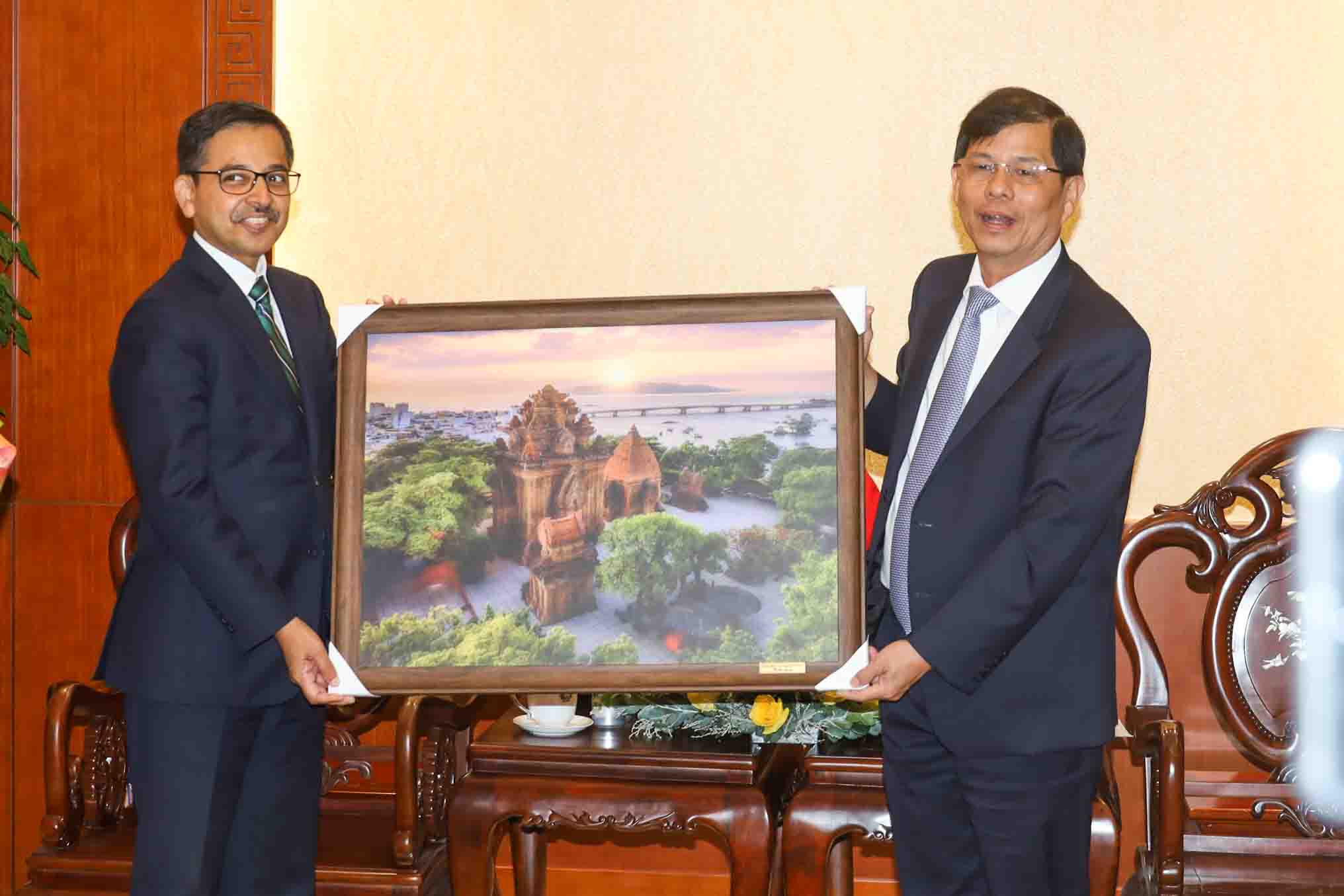 Chủ tịch UBND tỉnh Khánh Hòa tiếp Đại sứ Ấn Độ tại Việt Nam