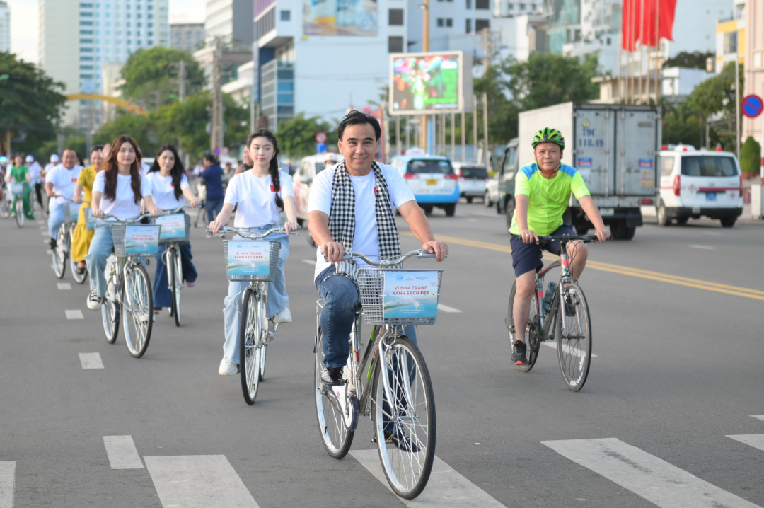 Gần 300 người tham gia chương trình “Hừng đông rực rỡ” - Đạp xe vì Nha Trang xanh sạch đẹp