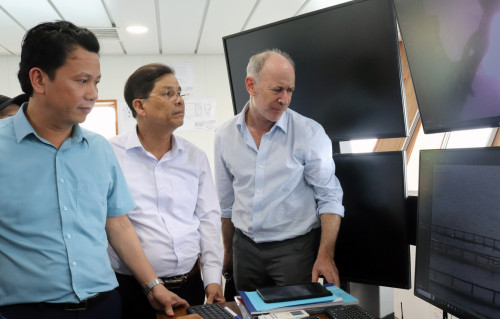 Bộ trưởng Bộ TN-MT Đặng Quốc Khánh khảo sát vịnh Vân Phong, thăm khu vực nuôi biển công nghệ cao