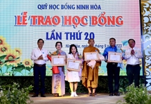 Quỹ Học bổng Ninh Hòa: Trao học bổng cho 592 học sinh, sinh viên hoàn cảnh khó khăn