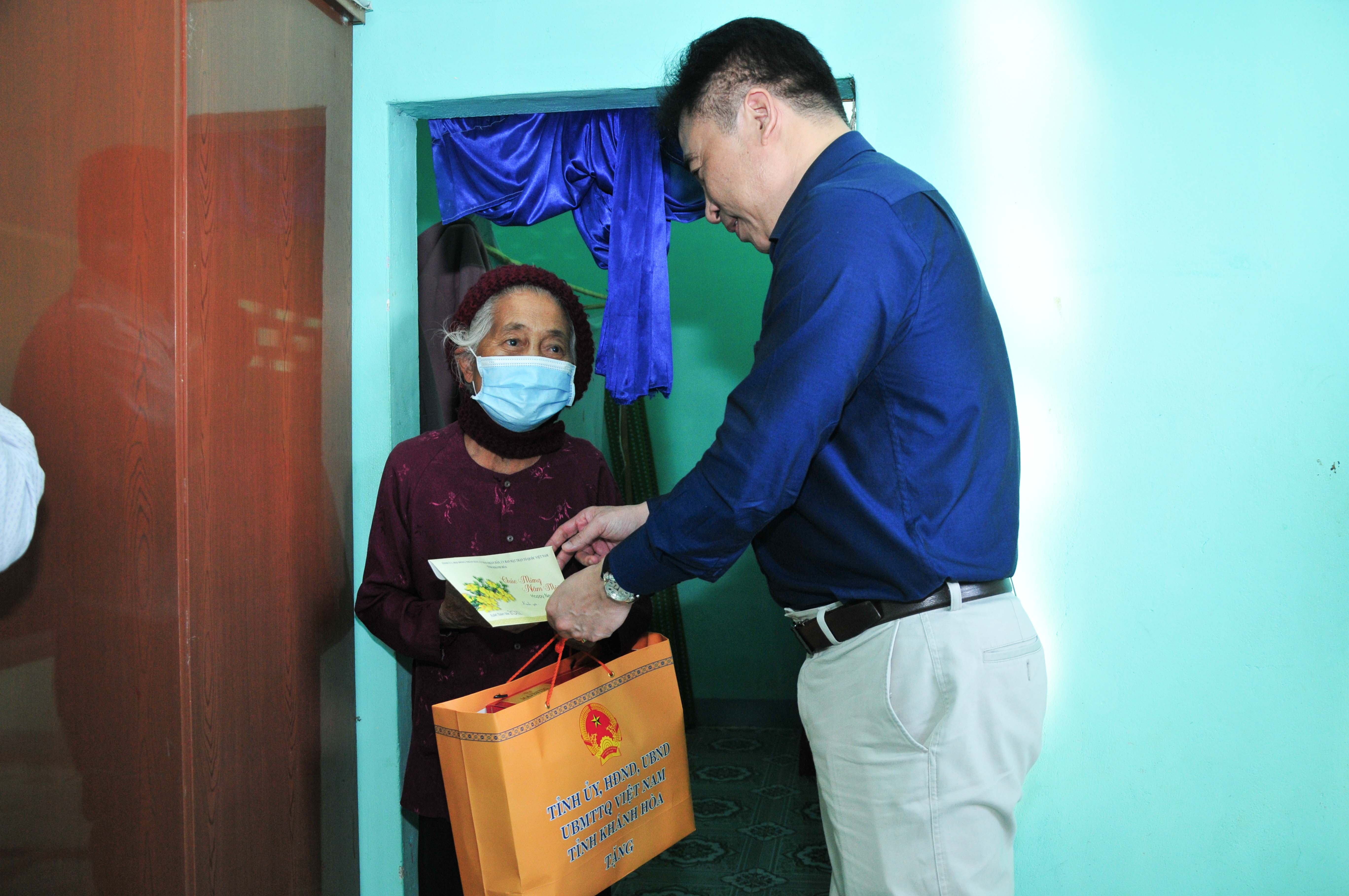 Ông Nguyễn Khắc Toàn thăm, tặng quà Tết các gia đình người có công tiêu biểu của huyện Khánh Vĩnh