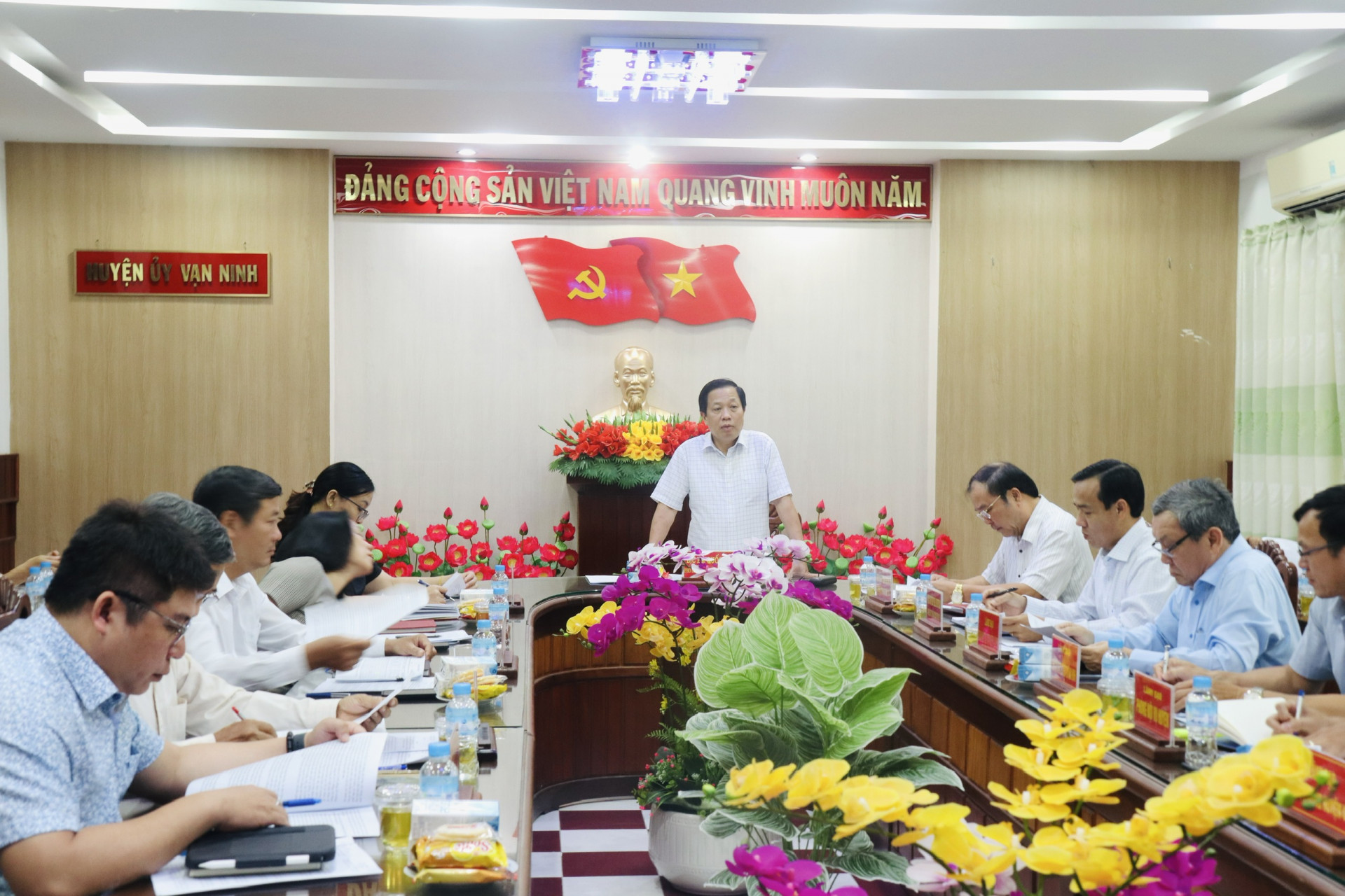 Phó Bí thư Tỉnh ủy Hà Quốc Trị làm việc với Huyện ủy Vạn Ninh