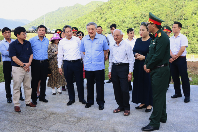 Ông Nguyễn Hòa Bình - Ủy viên Bộ Chính trị, Bí thư Trung ương Đảng, Chánh án Tòa án nhân dân tối cao: Khảo sát điểm xây dựng bia di tích chiến thắng Vườn Gòn - Đá Bàn