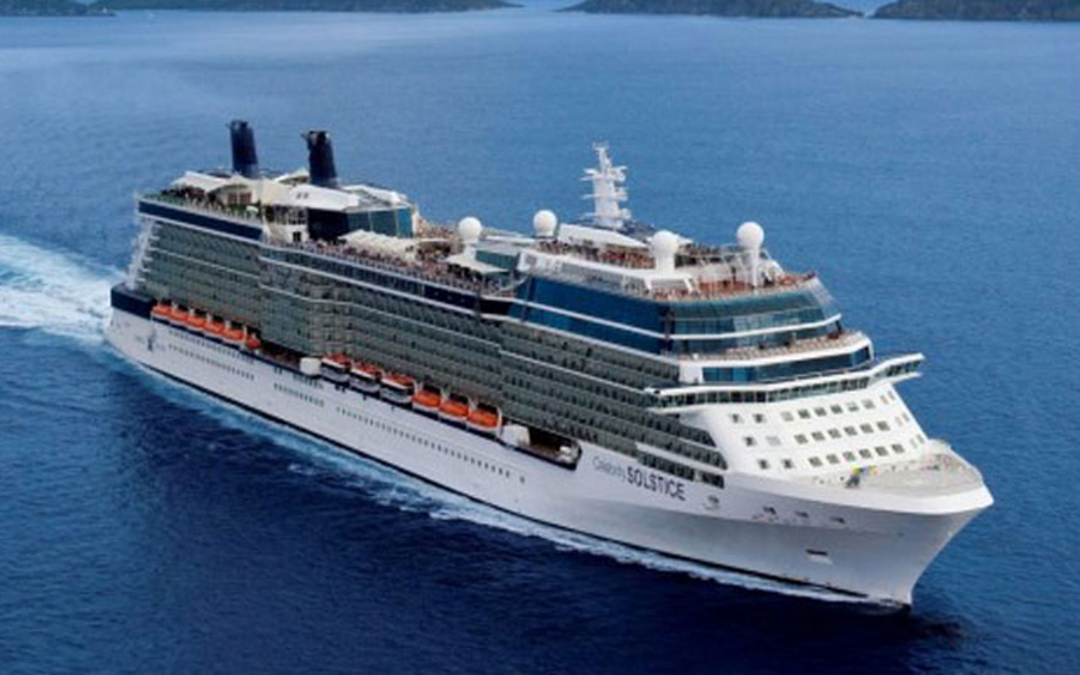 Tàu du lịch cao cấp Celebrity Solstice đưa 2.300 khách đến Nha Trang