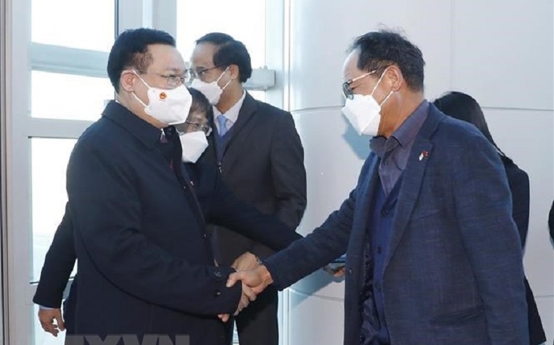 Chủ tịch Quốc hội Vương Đình Huệ đến Seoul, bắt đầu thăm chính thức Hàn Quốc