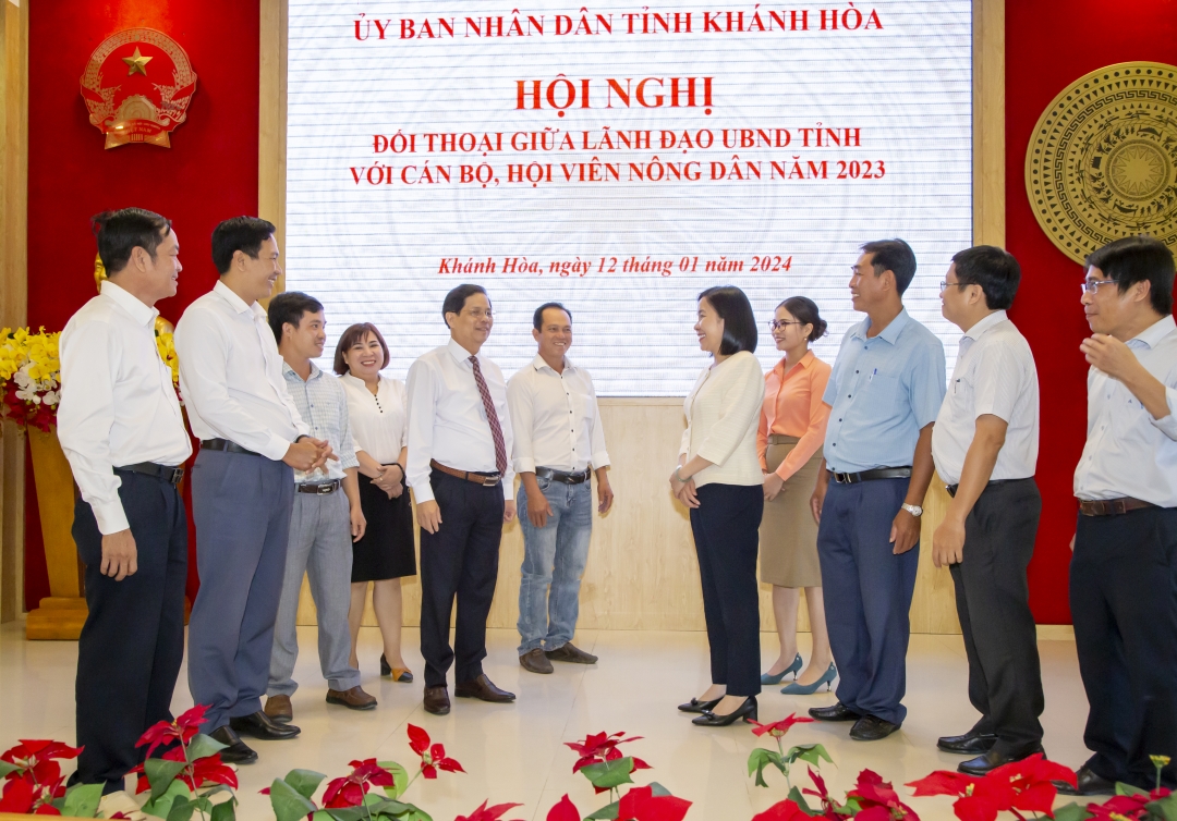 Chủ tịch UBND tỉnh Nguyễn Tấn Tuân đối thoại với nông dân