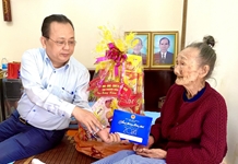 Phó Chủ tịch Thường trực UBND tỉnh Lê Hữu Hoàng thăm, chúc Tết 5 gia đình cán bộ chủ chốt đã từ trần