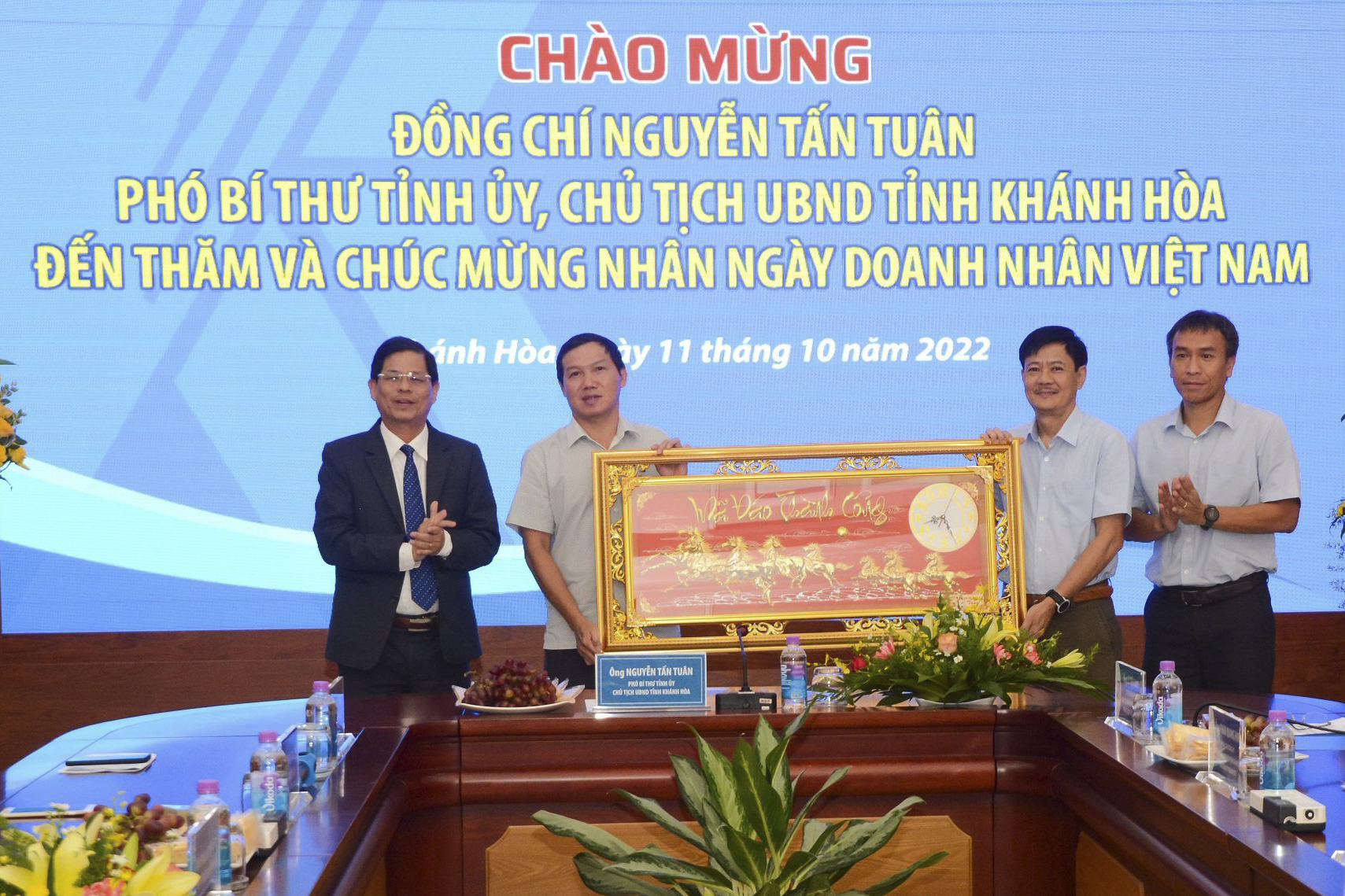 Ông Nguyễn Tấn Tuân - Phó Bí thư Tỉnh ủy, Chủ tịch UBND tỉnh Khánh Hòa thăm doanh nghiệp nhân ngày Doanh nhân Việt Nam