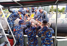 Bệnh xá đảo Sinh Tồn cấp cứu ngư dân bị đột quỵ