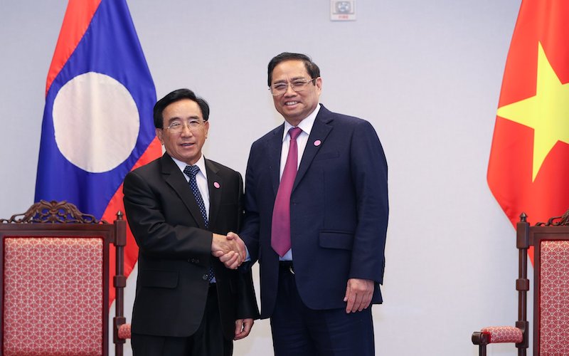 Thủ tướng Phạm Minh Chính gặp Thủ tướng Phankham Viphavanh