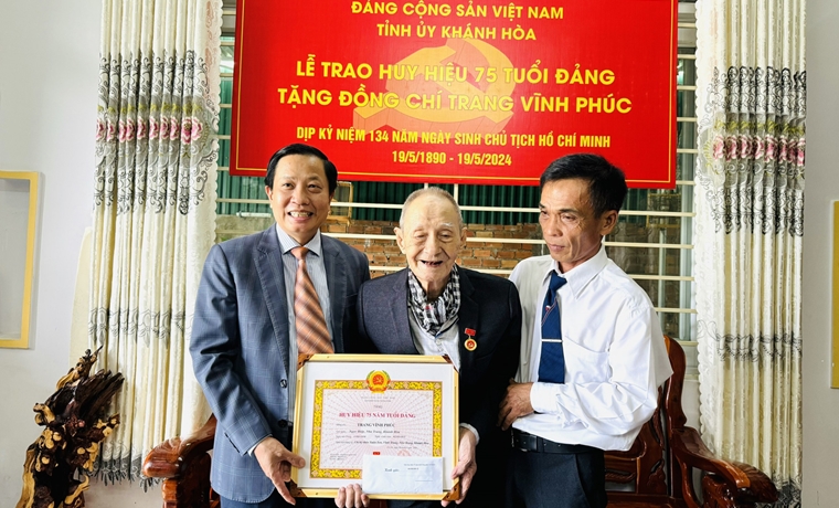 Phó Bí thư Tỉnh ủy Hà Quốc Trị trao Huy hiệu 75 năm tuổi Đảng cho đảng viên tiêu biểu TP. Nha Trang và huyện Diên Khánh