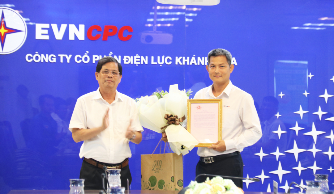 Chủ tịch UBND tỉnh Nguyễn Tấn Tuân trao Thư khen cho anh Nguyễn Huy