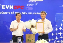 Chủ tịch UBND tỉnh Nguyễn Tấn Tuân trao Thư khen cho anh Nguyễn Huy
