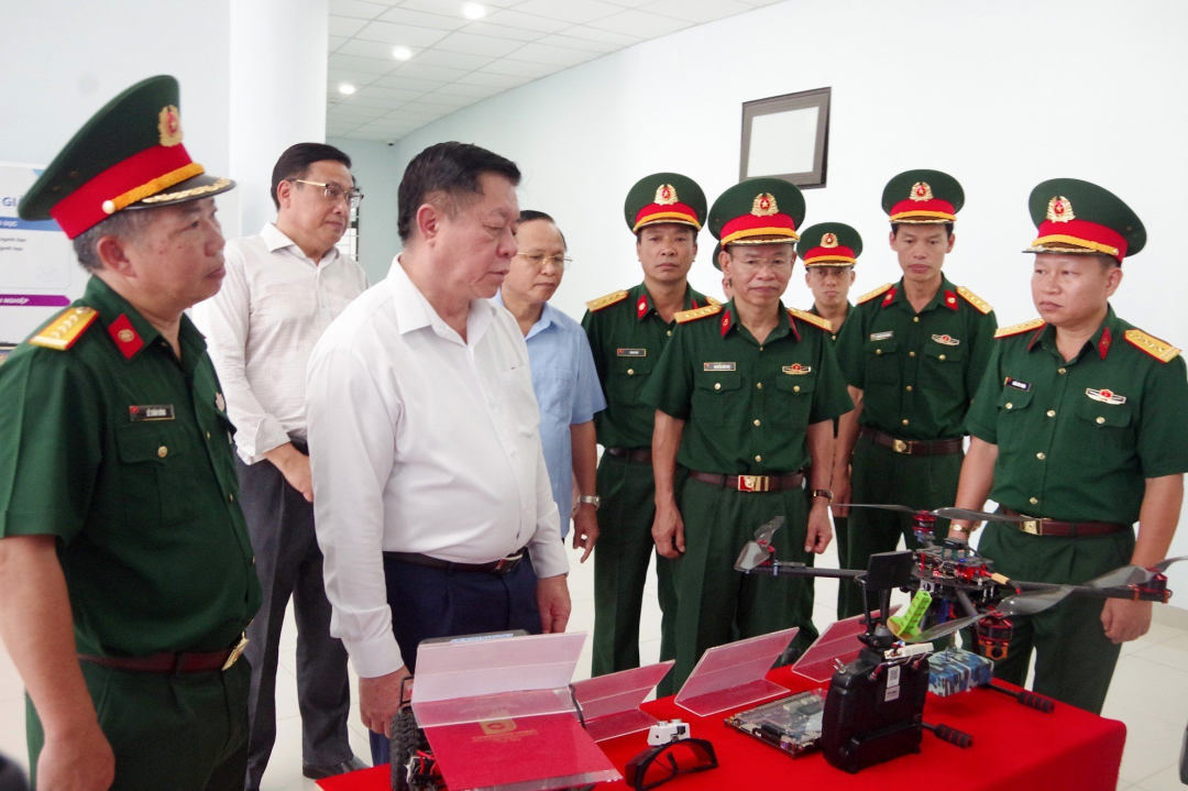 Bí thư Trung ương Đảng, Trưởng ban Tuyên giáo Trung ương Nguyễn Trọng Nghĩa làm việc với Trường Sĩ quan Thông tin