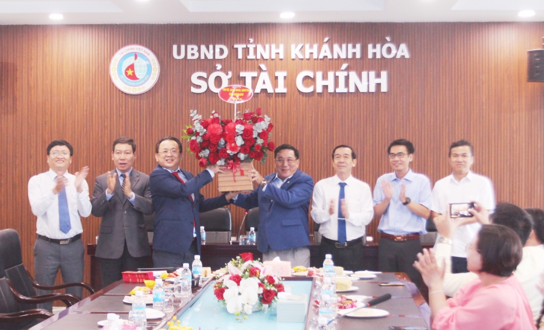 Phó Chủ tịch Thường trực UBND tỉnh Lê Hữu Hoàng thăm các đơn vị, doanh nghiệp