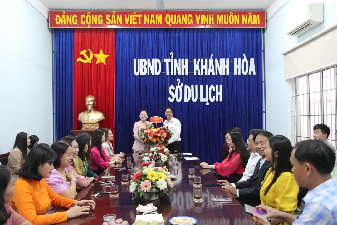 Bà Phạm Thị Xuân Trang chúc Tết các đơn vị, doanh nghiệp