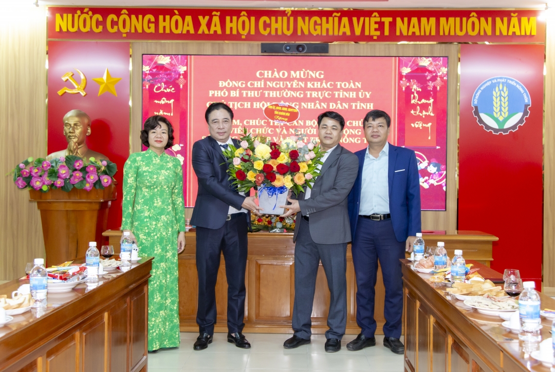 Phó Bí thư Thường trực Tỉnh ủy Nguyễn Khắc Toàn thăm, chúc Tết các đơn vị, doanh nghiệp