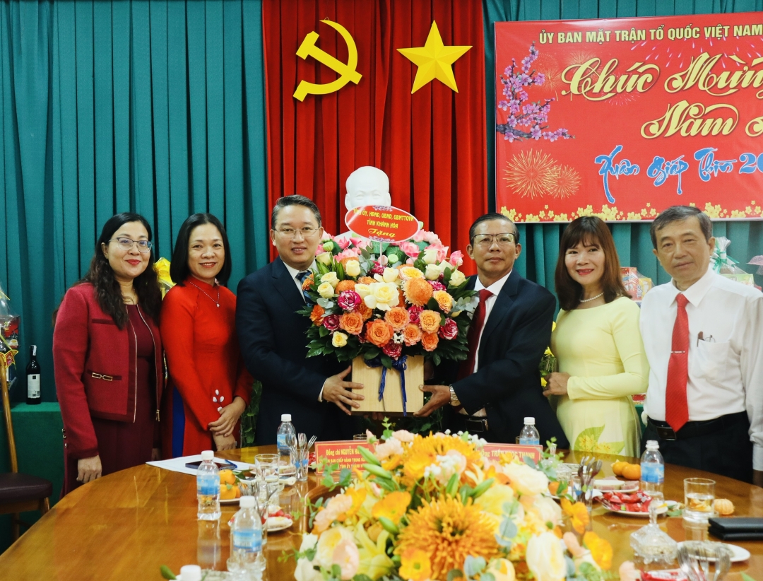 Bí thư Tỉnh ủy Nguyễn Hải Ninh thăm UBMTTQ Việt Nam tỉnh và các doanh nghiệp đầu năm Giáp Thìn 2024