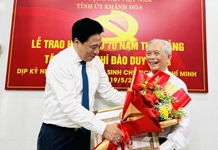 Phó Bí thư Thường trực Tỉnh ủy Nguyễn Khắc Toàn:  Trao Huy hiệu 75 và 70 năm tuổi Đảng cho 2 đảng viên tiêu biểu ở Nha Trang