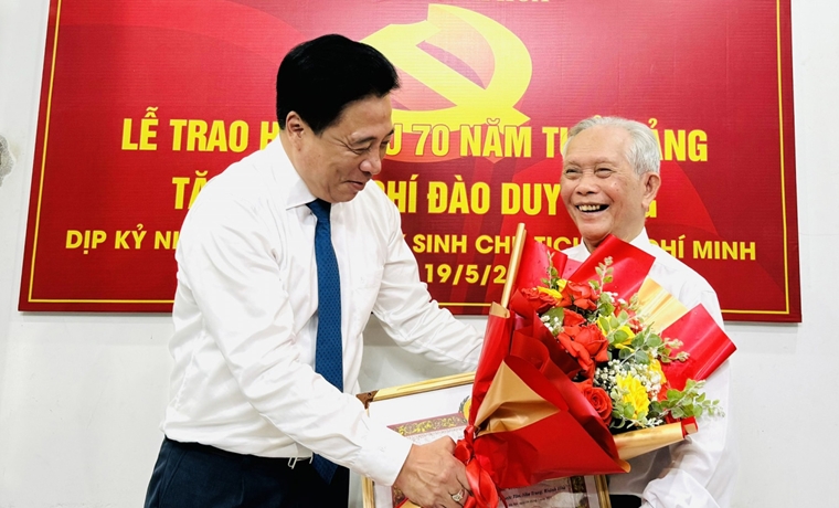 Phó Bí thư Thường trực Tỉnh ủy Nguyễn Khắc Toàn:  Trao Huy hiệu 75 và 70 năm tuổi Đảng cho 2 đảng viên tiêu biểu ở Nha Trang