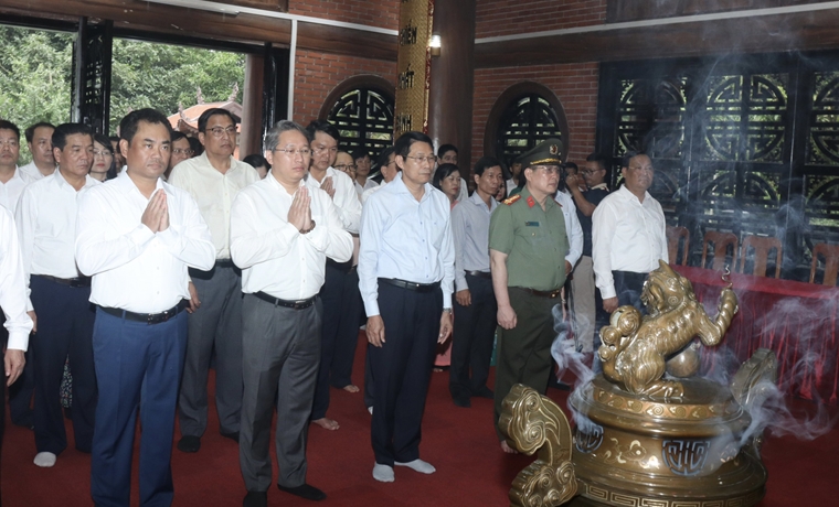 Đoàn công tác tỉnh Khánh Hòa dâng hương Chủ tịch Hồ Chí Minh tại Khu di tích quốc gia đặc biệt  ATK Định Hóa, Thái Nguyên