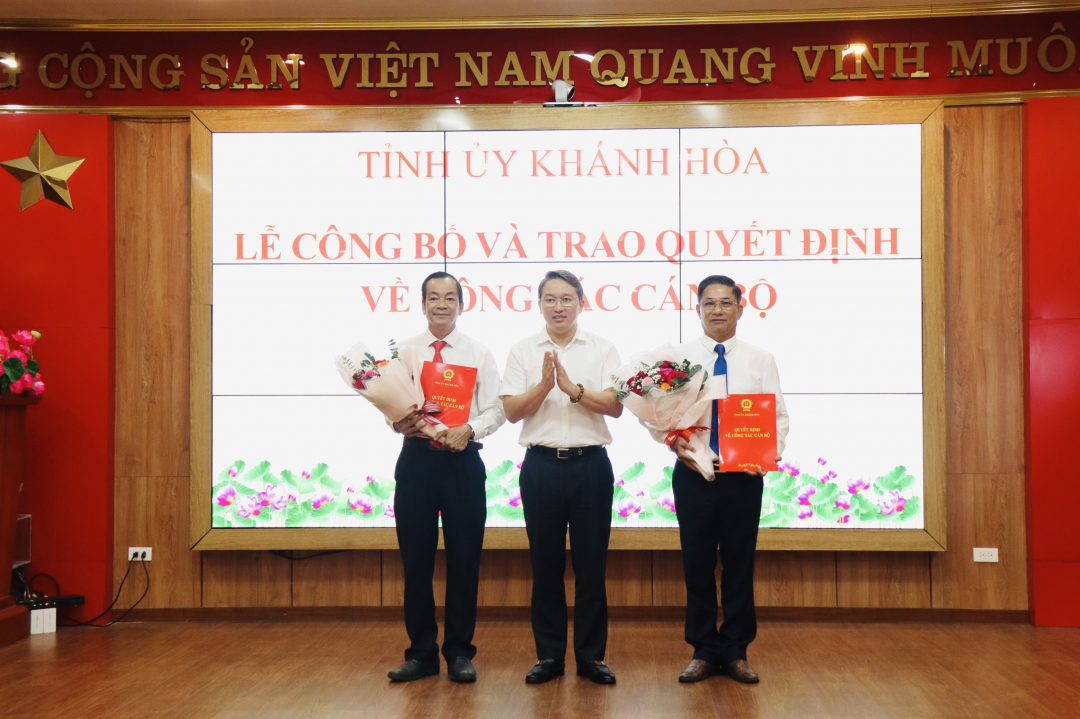 Tỉnh ủy, UBND tỉnh Khánh Hòa trao quyết định về công tác cán bộ