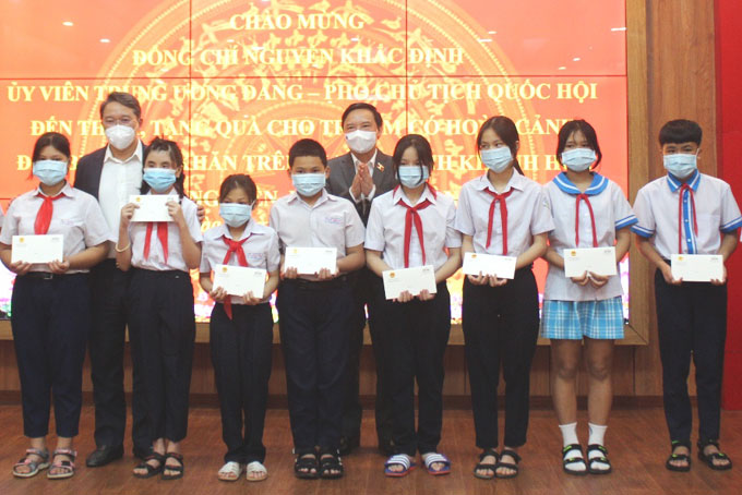 Phó Chủ tịch Quốc hội Nguyễn Khắc Định trao học bổng cho trẻ em và chúc Tết Bệnh viện Lao và Bệnh phổi tỉnh Khánh Hoà