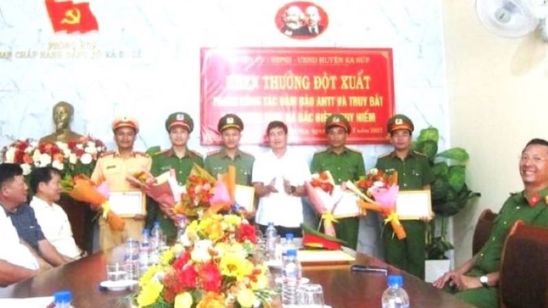 Khen thưởng đột xuất các tập thể, cá nhân bắt giữ 3 đối tượng truy nã đặc biệt trong vụ khủng bố ở Đắk Lắk