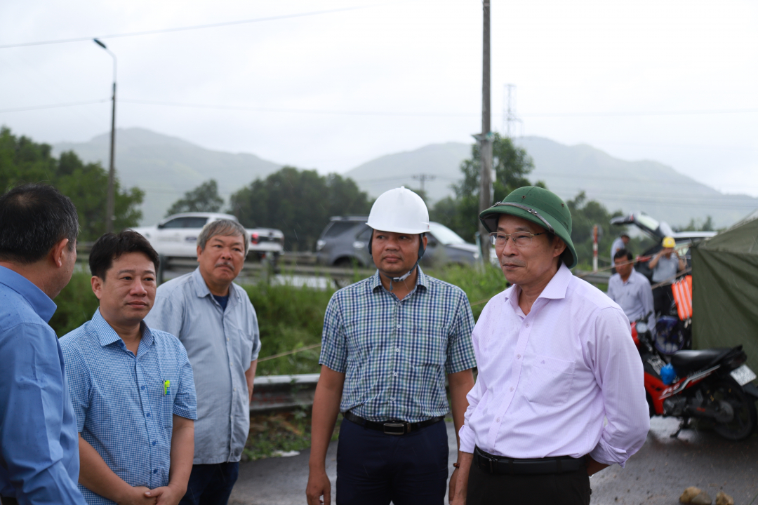 Phó Chủ tịch UBND tỉnh Đinh Văn Thiệu kiểm tra công tác phòng chống mưa lũ tại TP. Nha Trang và huyện Diên Khánh