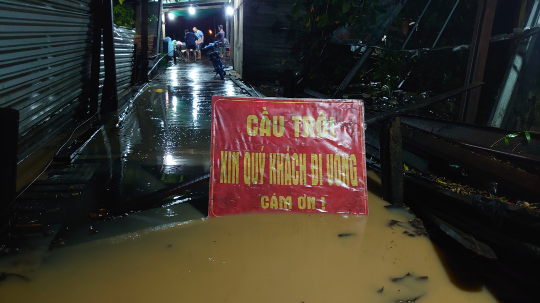 Nha Trang: Cầu Phú Kiểng tạm dừng lưu thông do lũ