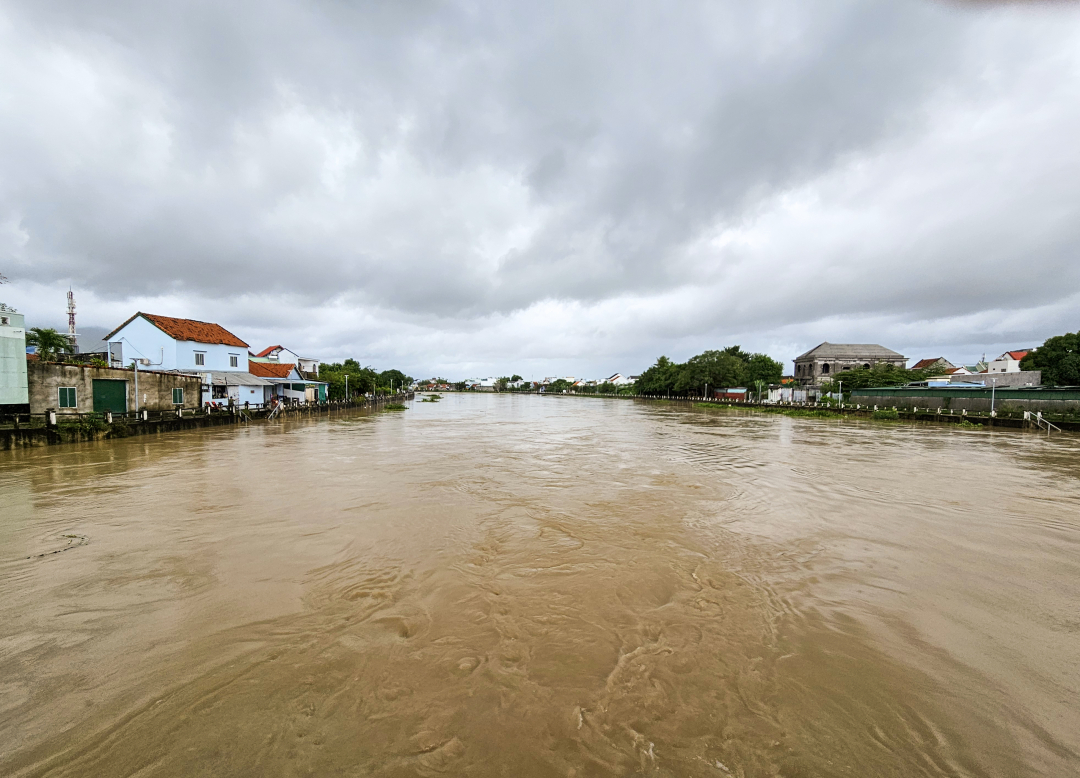 Lũ trên sông Dinh Ninh Hòa đang giảm, toàn tỉnh tiếp tục có mưa