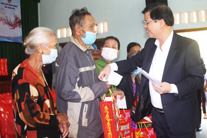 Tặng 100 suất quà Tết tại xã Ninh Quang