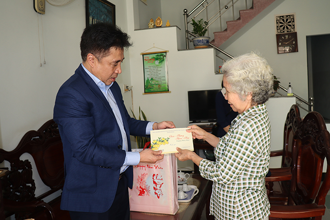 Ông Nguyễn Khắc Toàn thăm gia đình nguyên lãnh đạo chủ chốt của tỉnh đã từ trần