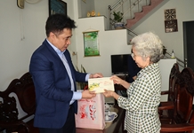 Ông Nguyễn Khắc Toàn thăm gia đình nguyên lãnh đạo chủ chốt của tỉnh đã từ trần