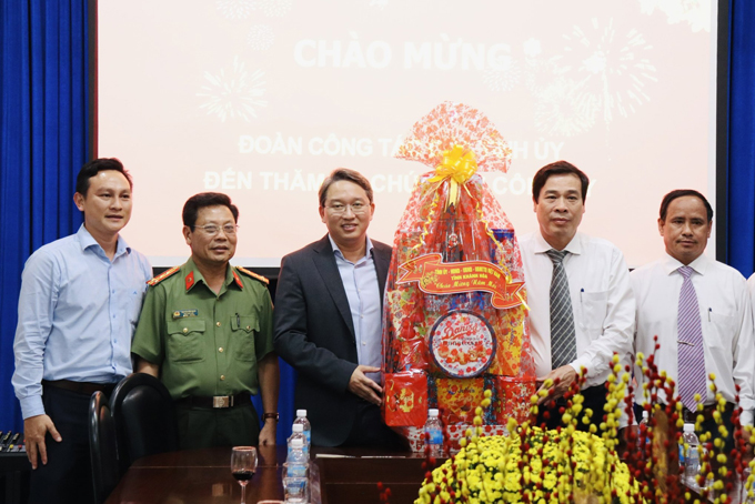 Bí thư Tỉnh ủy Nguyễn Hải Ninh thăm các đơn vị trực chiến Tết Quý Mão 2023