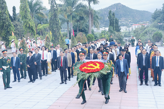 Lãnh đạo tỉnh Khánh Hòa viếng Nghĩa trang liệt sĩ Hòn Dung