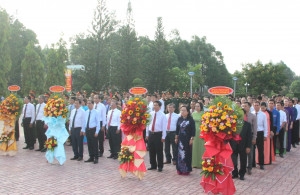 Dâng hương, dâng hoa tại Tượng đài Bác Hồ